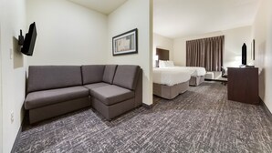 Senger med overmadrass, safe på rommet, skrivebord og strykejern/-brett