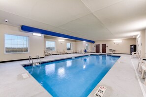 Piscina interna, espreguiçadeiras