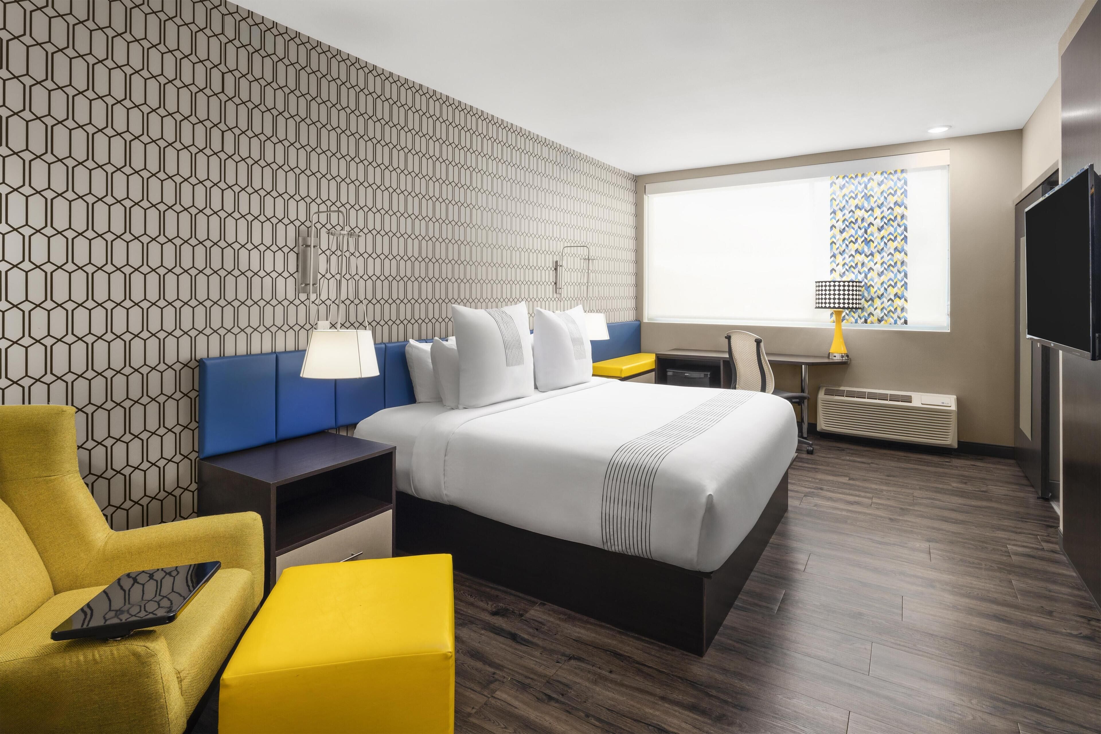 Standard Room, 1 King Bed, Non Smoking, Refrigerator | Premium bedding, pillow-top beds, laptop workspace, blackout curtains