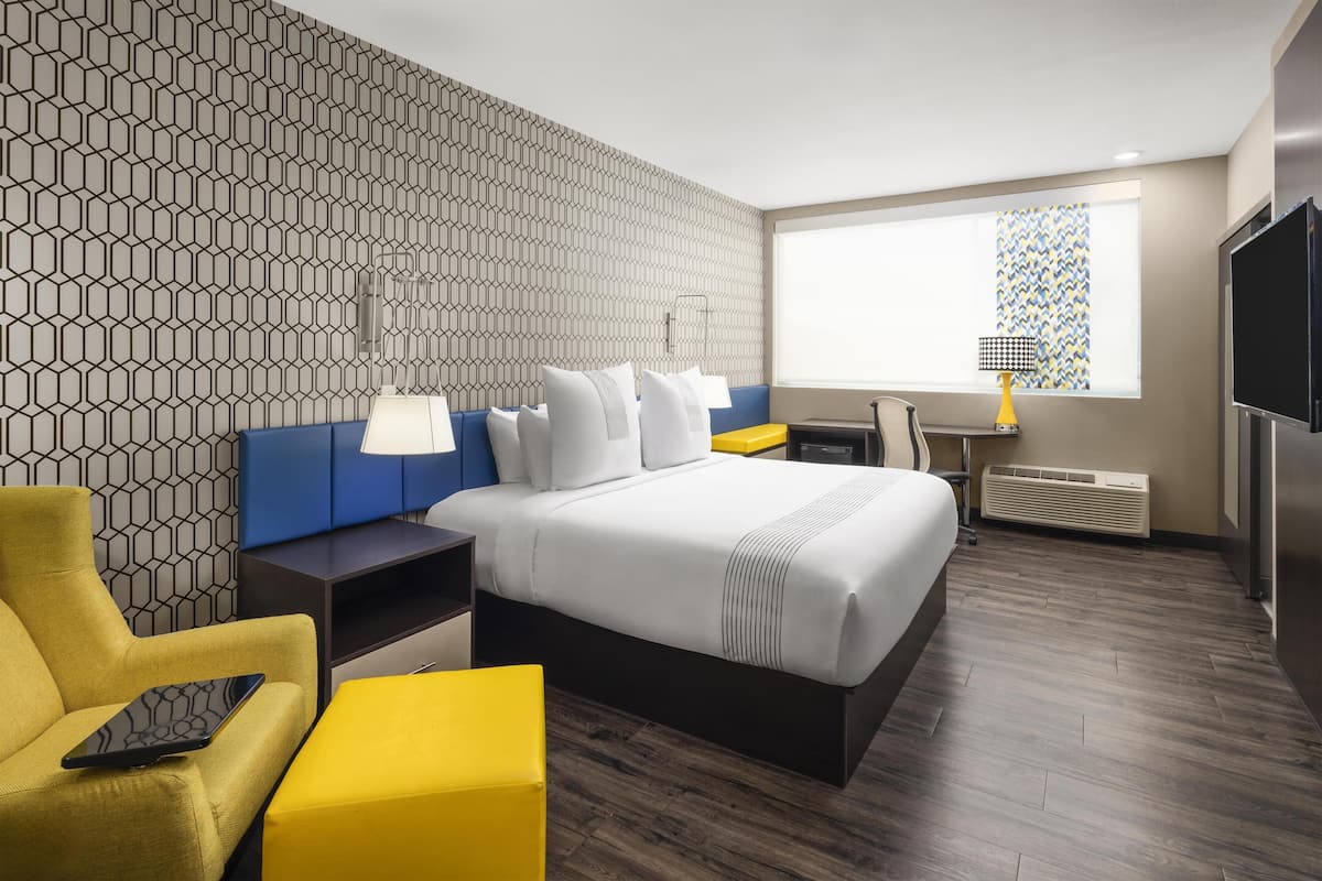 Standard Room, 1 King Bed, Non Smoking, Refrigerator | Premium bedding, pillow-top beds, laptop workspace, blackout curtains