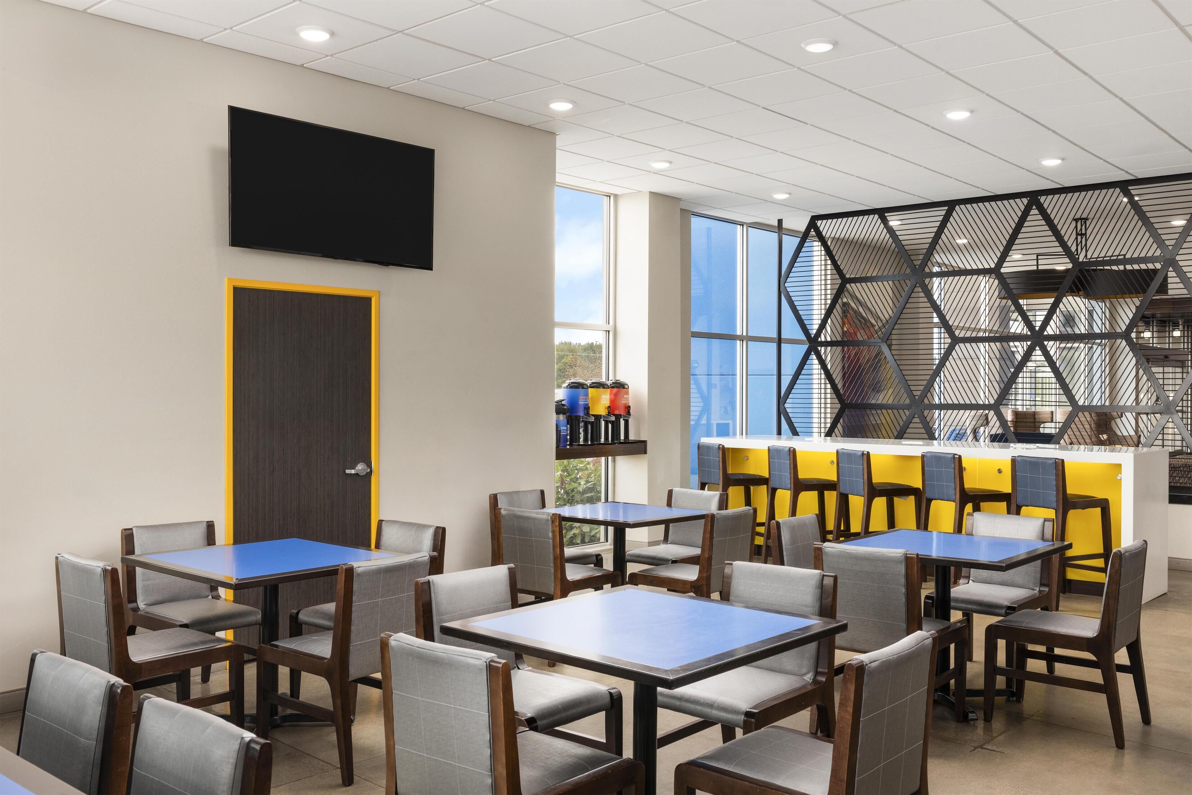 朝食 (コンチネンタル ブレックファスト)、毎日提供 (無料)