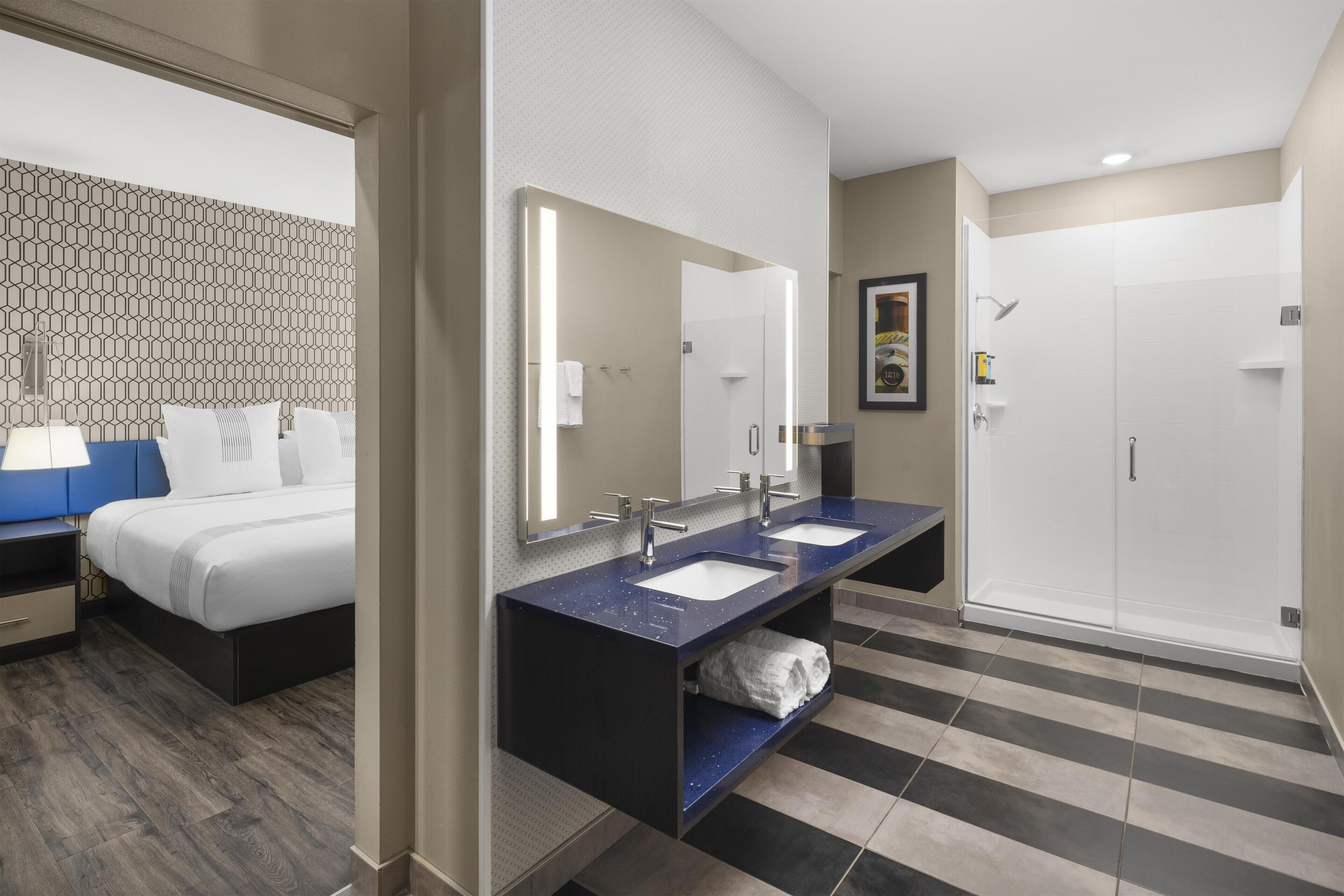Standard Room, 1 King Bed, Non Smoking, Refrigerator | Bathroom | Shower, rainfall showerhead, free toiletries, hair dryer