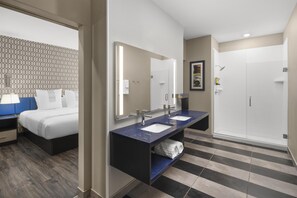 Habitación estándar, 1 cama King size, para no fumadores, refrigerador | Baño | Regadera, regadera tipo lluvia, amenidades de baño gratuitas 