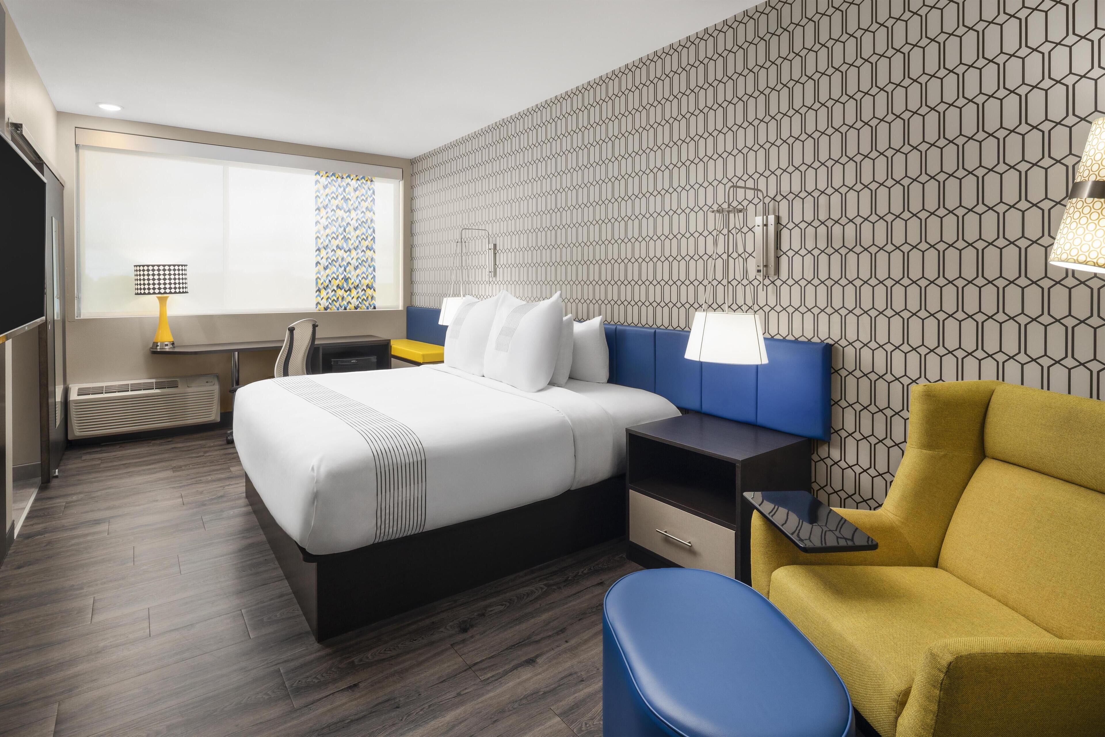 Standard Room, 1 King Bed, Non Smoking, Refrigerator | Premium bedding, pillow-top beds, laptop workspace, blackout curtains