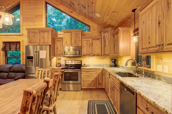 Kjøleskap, mikrobølgeovn, ovn og kokeplater