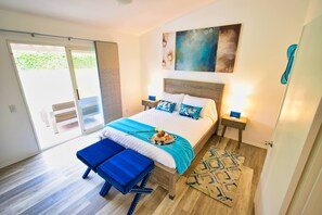 3 habitaciones, escritorio y tabla de planchar con plancha 