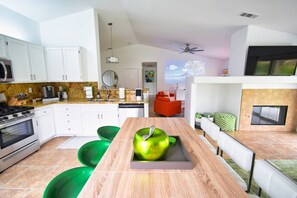 Frigorifero, microonde, forno, piano cottura