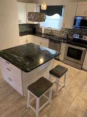 Fridge, microwave, oven, stovetop - Spacious House in the Heart of Melbourne  - 5 miles from beaches (Melbourne)