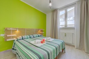 2 bedrooms, desk, iron/ironing board, free WiFi - A relaxing corner just a few meters from the lake, among nature, history and entertainment. (Peschiera del Garda)