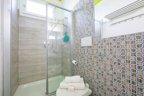 Dusche, Haartrockner, Bidet, Handtücher
