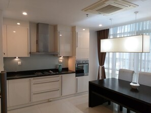 Mikrowelle, Ofen, Herdplatte, Kochgeschirr/Geschirr/Besteck