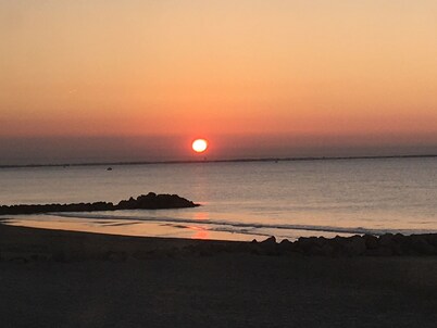 Nice air-conditioned studio - wifi - sea view and direct beach access