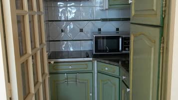 Frigorífico, microondas, horno y placa de cocina