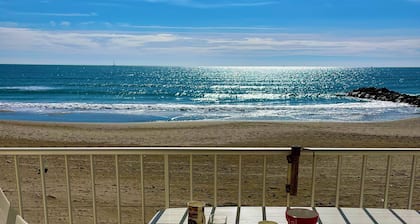 Nice air-conditioned studio - wifi - sea view and direct beach access