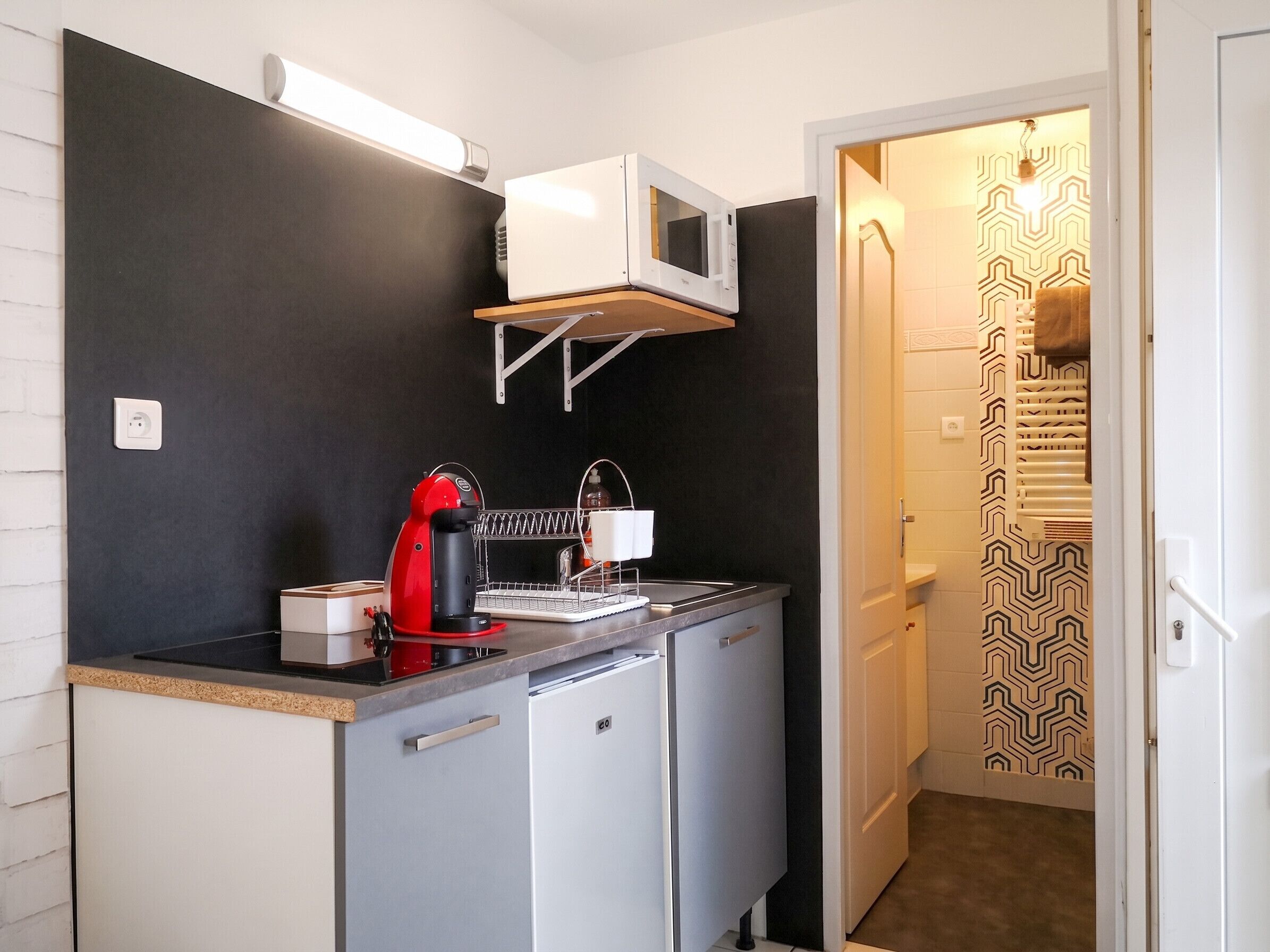 Réfrigérateur, micro-ondes, plaque de cuisson, cafetière/bouilloire