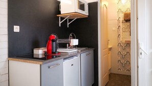 A compact kitchenette with a microwave, toaster, and small refrigerator. - Homerez - Studio with parking in Montargis (Montargis)