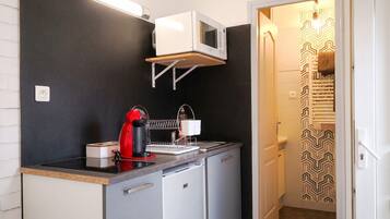 Réfrigérateur, micro-ondes, plaque de cuisson, cafetière/bouilloire