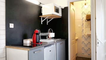 Fridge, microwave, stovetop, coffee/tea maker