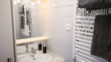 Shower, hair dryer, towels