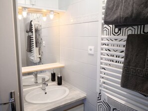 Douche, séchoir à cheveux, serviettes fournies