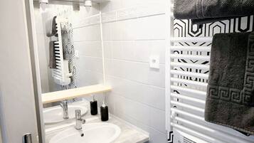 Een douche, een haardroger, handdoeken