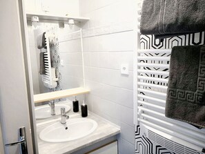 Douche, sèche-cheveux, serviettes fournies