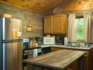 Kylskåp, mikrovågsugn, ugn och spishäll