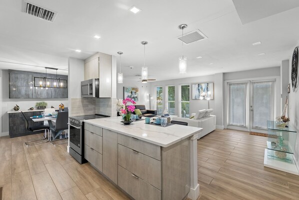 冷蔵庫、電子レンジ、オーブン、コンロ