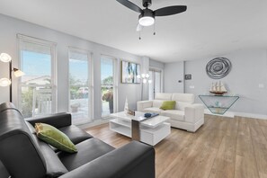 テレビ、DVD プレーヤー