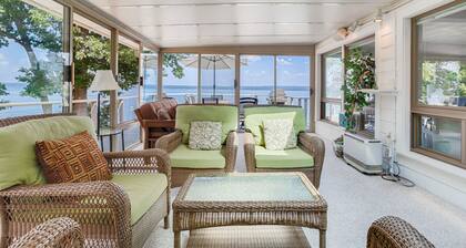 Phil's Paradise at Perry Point: Pet Friendly + Seneca Lake Wine Trail Retreat!