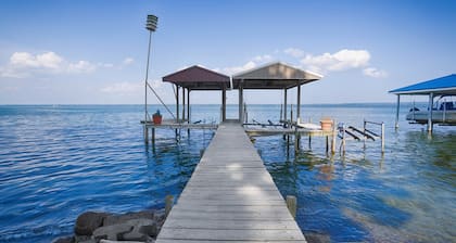 Phil's Paradise at Perry Point: Pet Friendly + Seneca Lake Wine Trail Retreat!