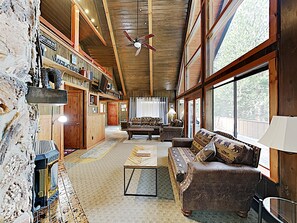 Flachbildfernseher, Kamin, Stereoanlage