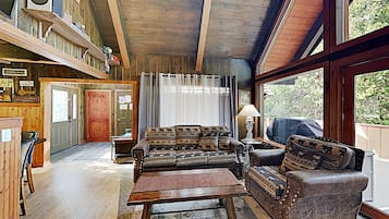 Flat-screen TV, fireplace, stereo