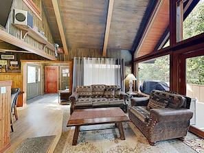 Flat-screen TV, fireplace, stereo