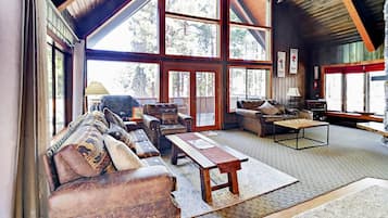 Flat-screen TV, fireplace, stereo