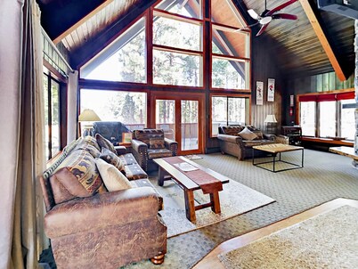 Spectacular Heavenly Cabin 4BR,3BA 2 Min to Ski