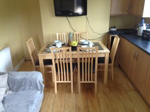 Family House | In-room dining - CHAPEL ALLERTON LODGE (Leeds)