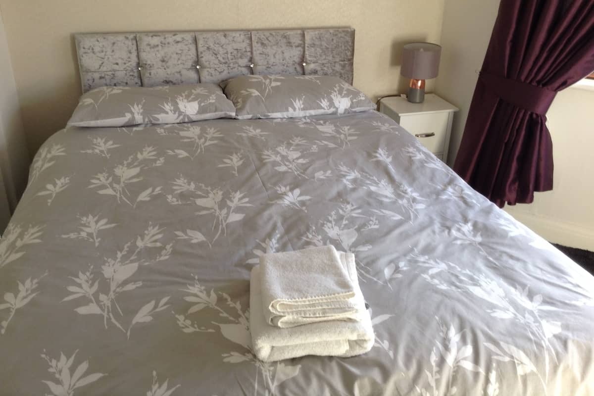 3 bedrooms, premium bedding, iron/ironing board, free WiFi