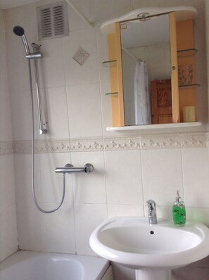 Bathroom shower - CHAPEL ALLERTON LODGE (Leeds)