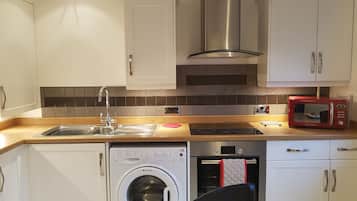 Appartement, 2 chambres | Cuisine privée | Réfrigérateur, micro-ondes, four, plaque de cuisson