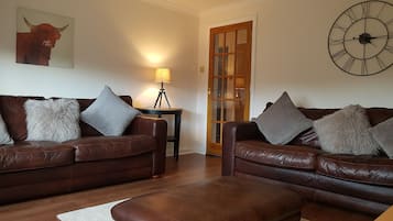 Appartement, 2 chambres | Salle de séjour | Télévision à écran plat
