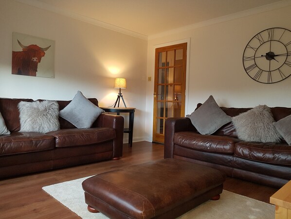 Apartment, 2 Bedrooms | Living room | Flat-screen TV