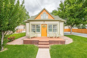 A single-story house with a front porch, two chairs, and a small deck. - Atchee House I: Grill, Bikes & Fire Pit (Fruita)