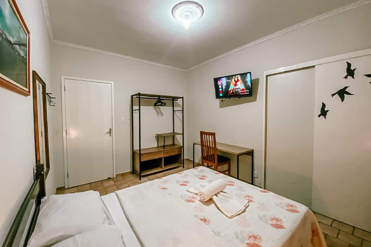 Chambre Économique (1 cama casal) | Salle de bain | Douche, sèche-cheveux, serviettes fournies, savon