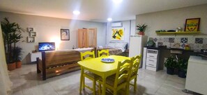 Design Studio Suite | Desk, laptop workspace, blackout drapes, iron/ironing board - Garden 437 (Florianópolis)
