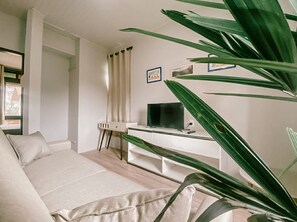Studio « Premier » | Bureau, espace de travail pour ordinateur portable, rideaux occultants
