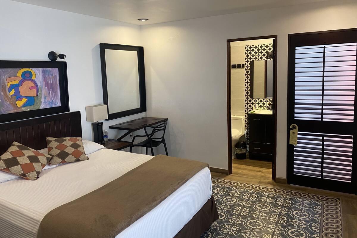 Deluxe Room, 1 Queen Bed | Iron/ironing board, WiFi (free), bed sheets