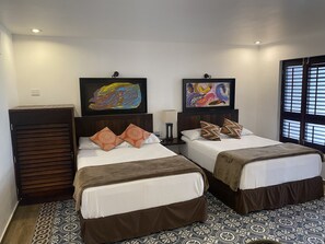 Habitación Deluxe, 2 camas dobles | Tabla de planchar con plancha, wifi gratis, ropa de cama