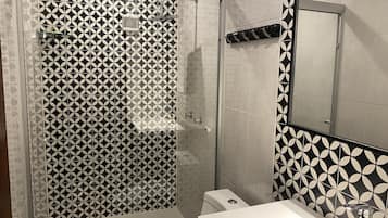 Deluxe Room, 1 Queen Bed | Bathroom | Shower, towels, soap, shampoo