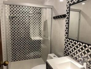 Quarto luxo, 1 cama Queen | Banheiro | Chuveiro, toalhas de banho, sabonete, shampoo